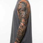 Tatuaggio semi-permanente INKON Zeus, Dove & Globe applicato su un uomo – design 8 x 20 in (20x50cm), aspetto realistico dell'inchiostro, dura 10 giorni