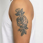 Tatuaggio semi-permanente INKON Bouquet di Rose applicato su un uomo – design 4 x 7 in (10x17cm), aspetto realistico dell'inchiostro, dura 10 giorni