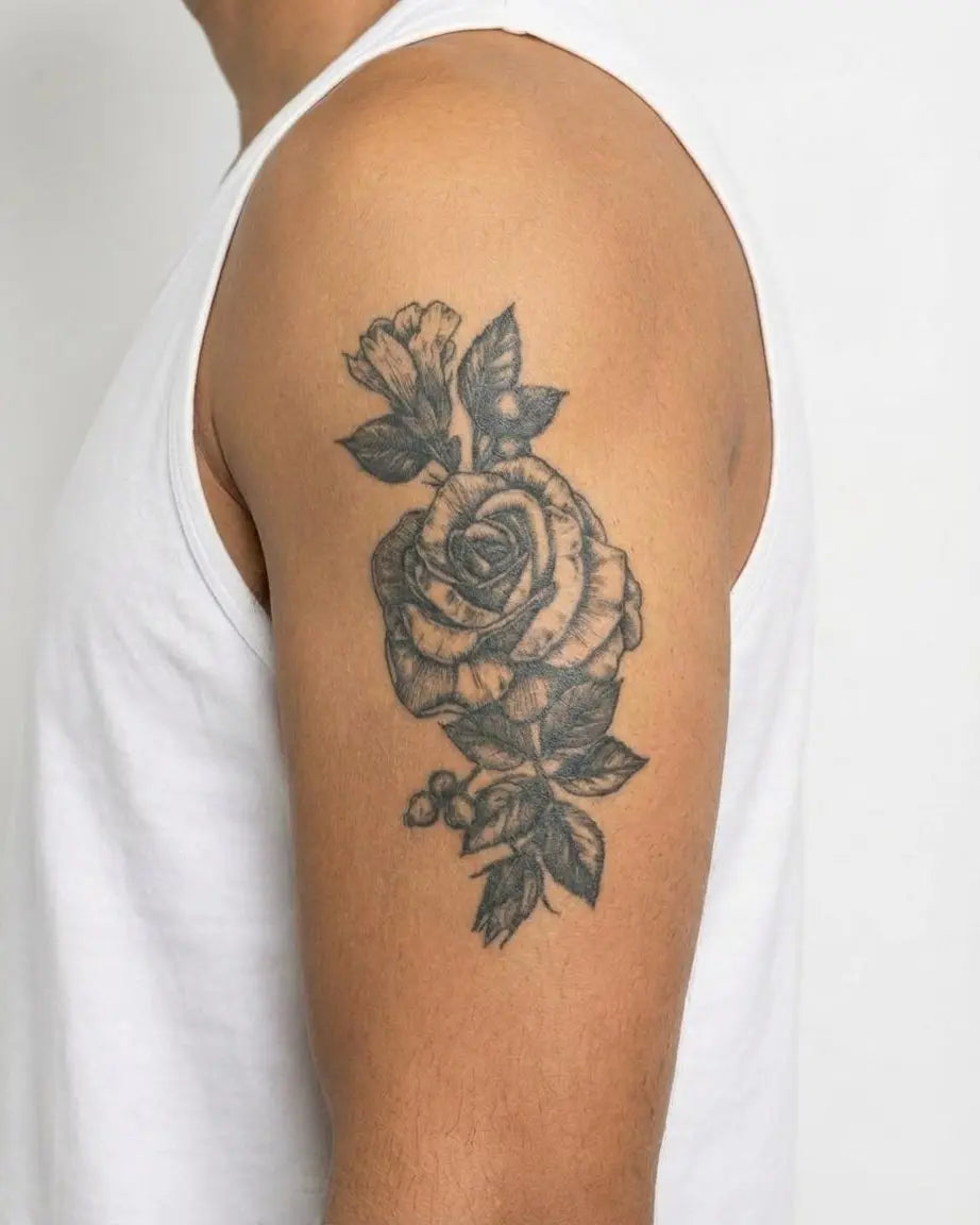 Tatuaggio semi-permanente INKON Bouquet di Rose applicato su un uomo – design 4 x 7 in (10x17cm), aspetto realistico dell'inchiostro, dura 10 giorni
