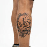 Tatuaggio semi-permanente INKON Città di Halloween applicato su un uomo – design 4 x 7 in (10x17cm), aspetto realistico dell'inchiostro, dura 10 giorni