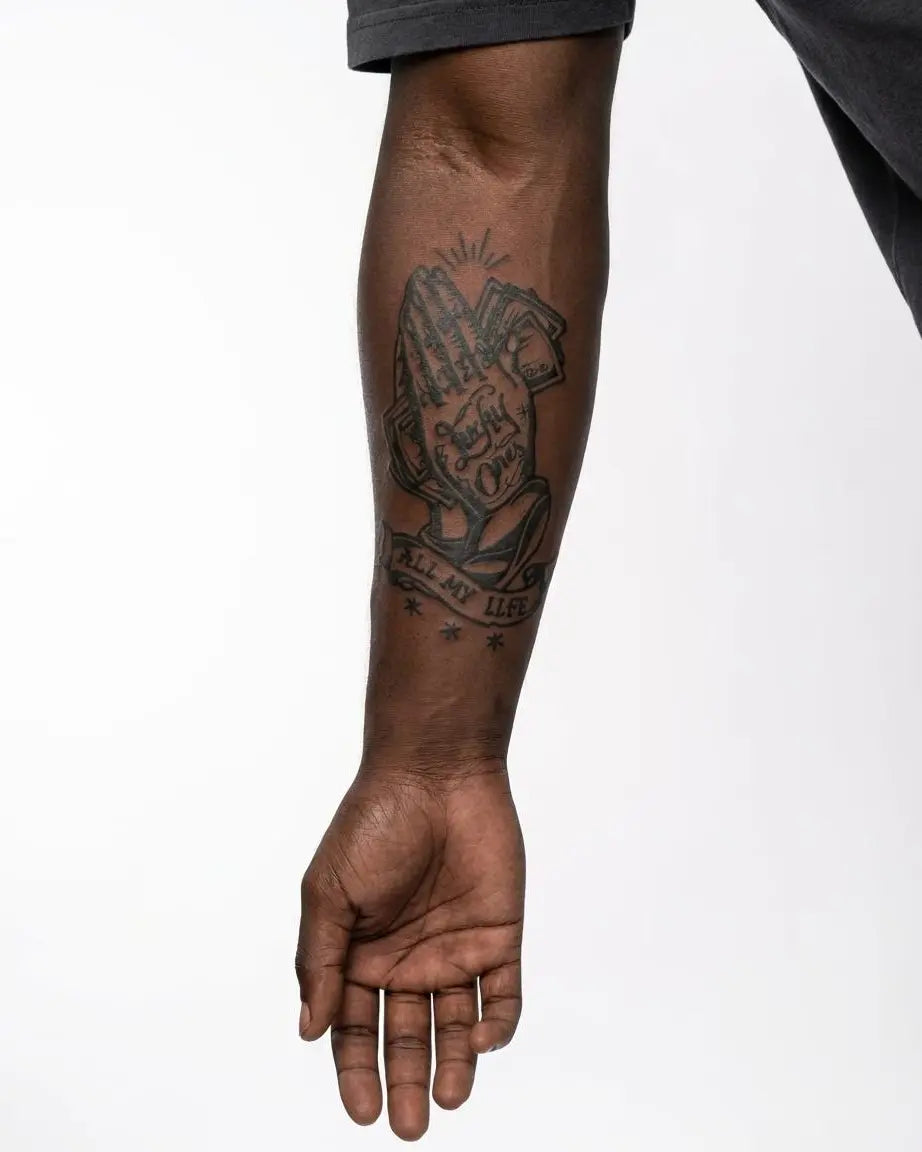 Tatuaggio semi-permanente INKON Mani in Preghiera Lucky Ones applicato su un uomo – design 4 x 7 in (10x17cm), aspetto realistico dell'inchiostro, dura 10 giorni
