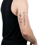 Tatuaggio semi-permanente INKON Solar System Alignment applicato su un uomo – design 3 x 4 in (6x11cm), aspetto realistico dell'inchiostro, dura 10 giorni