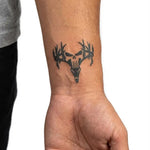 Tatuaggio semi-permanente INKON Deer Skull with Antlers applicato su un uomo – design 2 x 2 in (5x5cm), aspetto realistico dell'inchiostro, dura 10 giorni