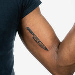 Tatuaggio semi-permanente INKON Rose Chef's Knife applicato su un uomo – design 3 x 4 in (6x11cm), aspetto realistico dell'inchiostro, dura 10 giorni