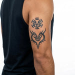 Tatuaggio semi-permanente INKON Emblemi Teschio Pirata applicato su un uomo – design 4 x 7 in (10x17cm), aspetto realistico dell'inchiostro, dura 10 giorni