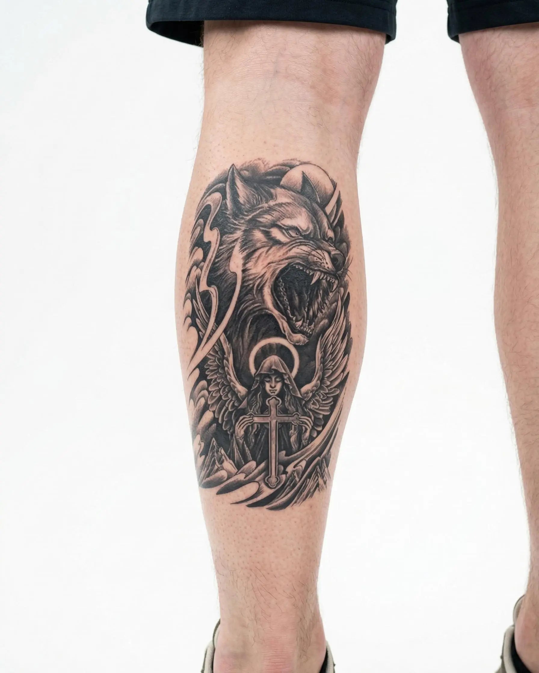 Tatuaggio semi-permanente INKON Lupo e Angelo Custode applicato su un uomo – design 4 x 7 in (10x17cm), aspetto realistico dell'inchiostro, dura 10 giorni