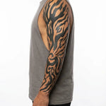 Tatuaggio semi-permanente INKON Tribal Flame Sleeve applicato su un uomo – design 8 x 20 in (20x50cm), aspetto realistico dell'inchiostro, dura 10 giorni