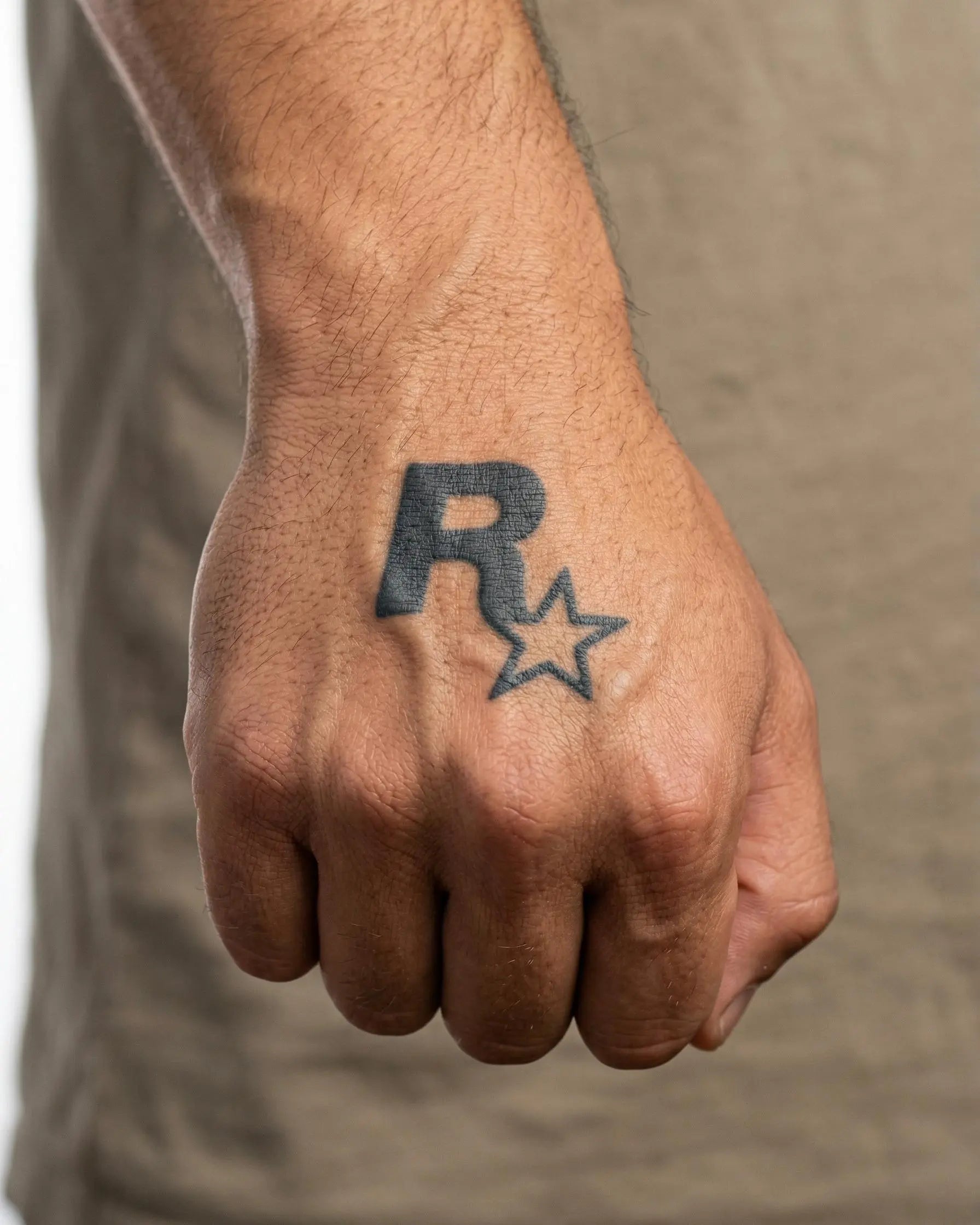 Tatuaggio semi-permanente INKON R Star Logo applicato su un uomo – design 2 x 2 in (5x5cm), aspetto realistico dell'inchiostro, dura 10 giorni