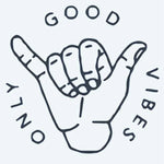 Design del tatuaggio semi-permanente Good Vibes Only di INKON – illustrazione di gesto shaka con le parole Good Vibes Only, 2 x 2 in (5x5cm), disponibile su inkon.co
