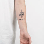 Tatuaggio semi-permanente INKON Snake & Lips - Trust No One applicato su un uomo – design 3 x 4 in (6x11cm), aspetto realistico dell'inchiostro, dura 10 giorni