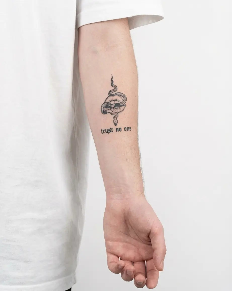Tatuaggio semi-permanente INKON Snake & Lips - Trust No One applicato su un uomo – design 3 x 4 in (6x11cm), aspetto realistico dell'inchiostro, dura 10 giorni
