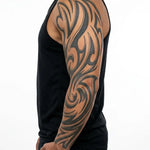 Tatuaggio semi-permanente INKON Tribal Wave Sleeve applicato su un uomo – design 8 x 20 in (20x50cm), aspetto realistico dell'inchiostro, dura 10 giorni