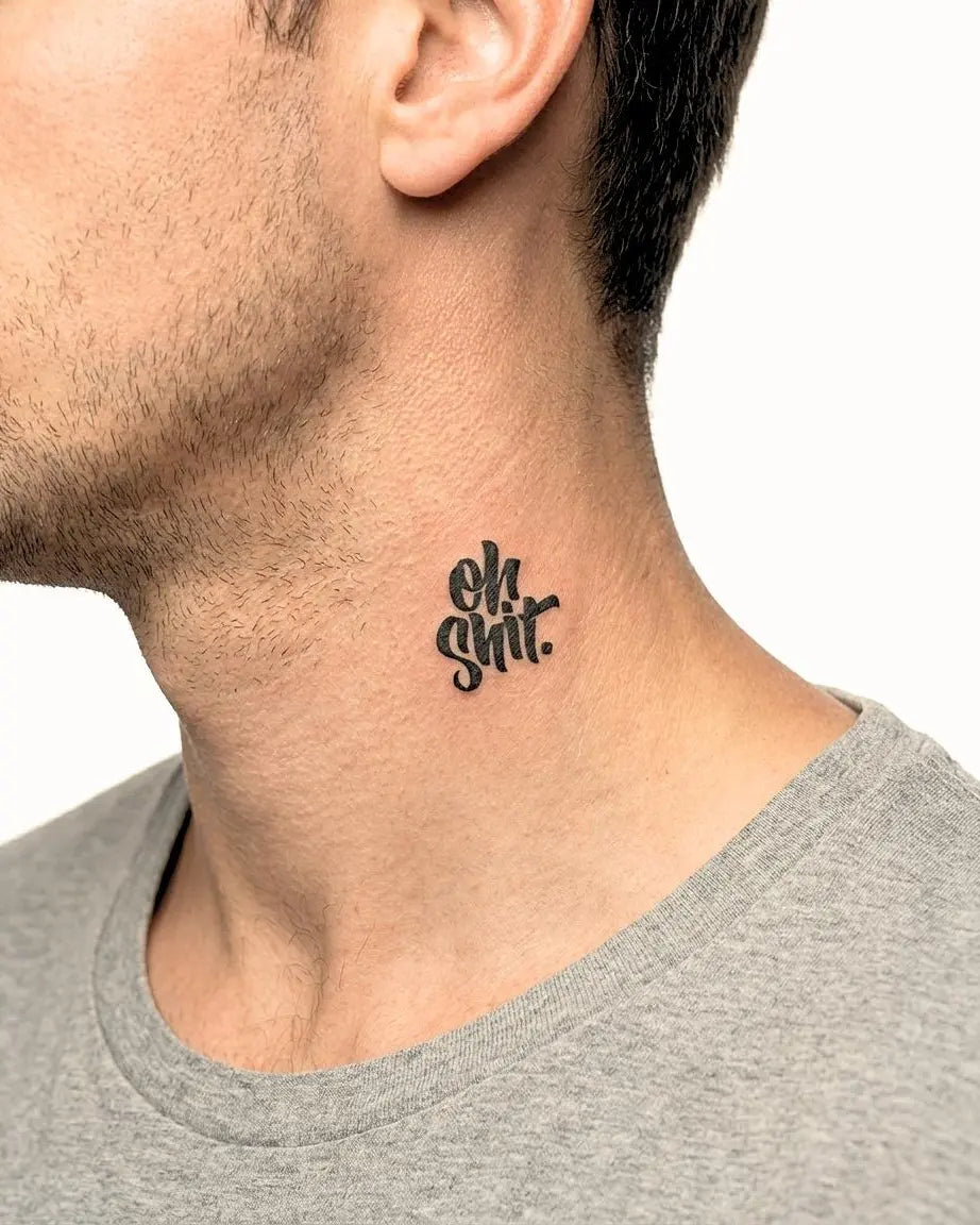 Tatuaggio semi-permanente INKON Oh Shit Lettering applicato su un uomo – design 2 x 2 in (5x5cm), aspetto realistico dell'inchiostro, dura 10 giorni