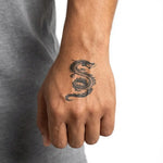 Tatuaggio semi-permanente INKON Serpent Dragon applicato su un uomo – design 2 x 2 in (5x5cm), aspetto realistico dell'inchiostro, dura 10 giorni