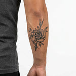 Tatuaggio semi-permanente INKON Rose & Arrow applicato su un uomo – design 3 x 4 in (7x10cm), aspetto realistico dell'inchiostro, dura 10 giorni