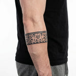 Tatuaggio semi-permanente INKON Bracciale Maori applicato su un uomo – design 2 x 9 in (5x23cm), aspetto realistico dell'inchiostro, dura 10 giorni