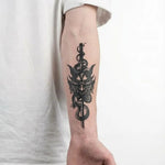 Tatuaggio semi-permanente INKON Oni Mask & Serpent Dagger applicato su un uomo – design 4 x 8 in (11x21cm), aspetto realistico dell'inchiostro, dura 10 giorni