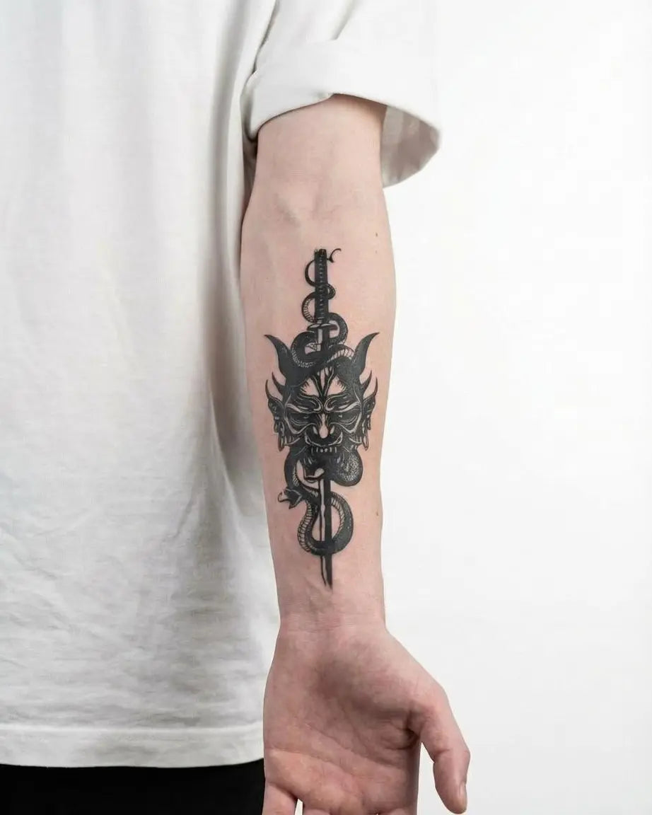 Tatuaggio semi-permanente INKON Oni Mask & Serpent Dagger applicato su un uomo – design 4 x 8 in (11x21cm), aspetto realistico dell'inchiostro, dura 10 giorni