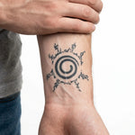 Tatuaggio semi-permanente INKON Spiral Seal applicato su un uomo – design 2 x 2 in (5x5cm), aspetto realistico dell'inchiostro, dura 10 giorni