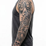 Tatuaggio semi-permanente INKON Ram Woman & Gothic Cross applicato su un uomo – design 8 x 20 in (20x50cm), aspetto realistico dell'inchiostro, dura 10 giorni