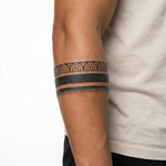 Tatuaggio semi-permanente INKON Bracciale Motivo a Conchiglia applicato su un uomo – design 2 x 9 in (5x23cm), aspetto realistico dell'inchiostro, dura 10 giorni