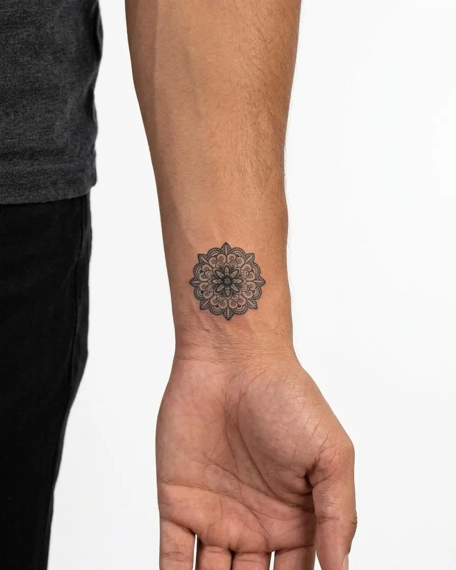 Tatuaggio semi-permanente INKON Mandala Flower applicato su un uomo – design 2 x 2 in (5x5cm), aspetto realistico dell'inchiostro, dura 10 giorni