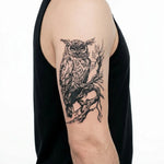 Tatuaggio semi-permanente INKON Gufo sul Ramo applicato su un uomo – design 4 x 7 in (10x17cm), aspetto realistico dell'inchiostro, dura 10 giorni