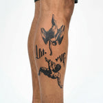 Tatuaggio semi-permanente INKON Fallen Angels & Lettering applicato su un uomo – design 4 x 8 in (11x21cm), aspetto realistico dell'inchiostro, dura 10 giorni