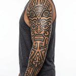 Tatuaggio semi-permanente INKON Polynesian Tiki Face applicato su un uomo – design 8 x 20 in (20x50cm), aspetto realistico dell'inchiostro, dura 10 giorni