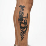 Tatuaggio semi-permanente INKON Hannya & Knife applicato su un uomo – design 4 x 8 in (11x21cm), aspetto realistico dell'inchiostro, dura 10 giorni