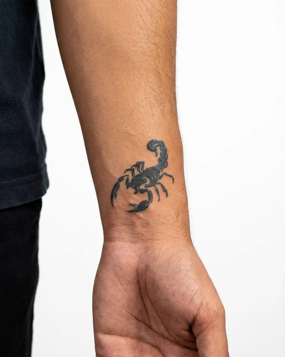 Tatuaggio semi-permanente INKON Striking Scorpion applicato su un uomo – design 2 x 2 in (5x5cm), aspetto realistico dell'inchiostro, dura 10 giorni