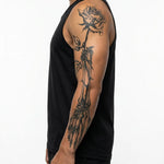 Tatuaggio semi-permanente INKON Skeleton Hand & Rose applicato su un uomo – design 8 x 20 in (20x50cm), aspetto realistico dell'inchiostro, dura 10 giorni