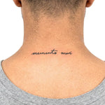Tatuaggio semi-permanente INKON Memento Mori applicato su un uomo – design 3 x 4 in (6x11cm), aspetto realistico dell'inchiostro, dura 10 giorni