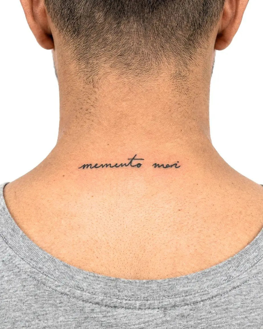 Tatuaggio semi-permanente INKON Memento Mori applicato su un uomo – design 3 x 4 in (6x11cm), aspetto realistico dell'inchiostro, dura 10 giorni