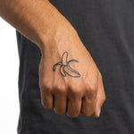Tatuaggio semi-permanente INKON Peeled Banana applicato su un uomo – design 2 x 2 in (5x5cm), aspetto realistico dell'inchiostro, dura 10 giorni