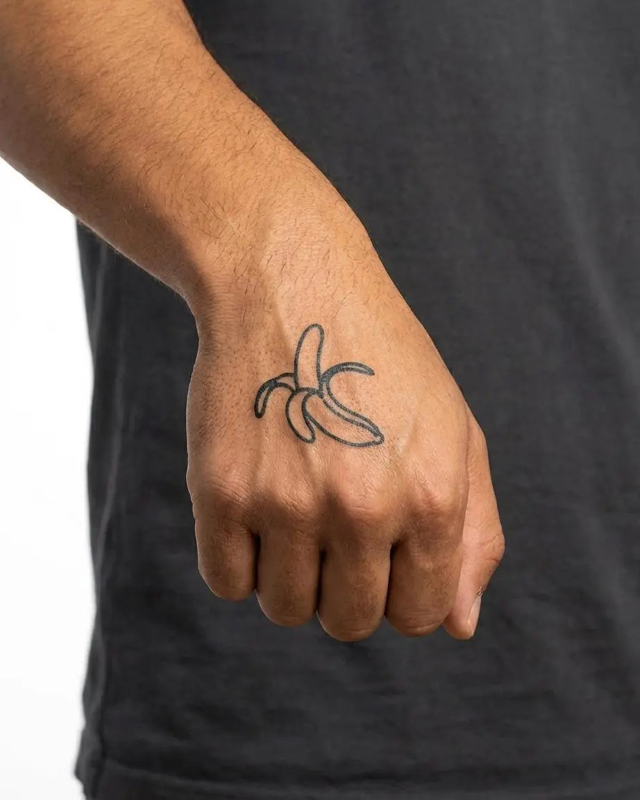Tatuaggio semi-permanente INKON Peeled Banana applicato su un uomo – design 2 x 2 in (5x5cm), aspetto realistico dell'inchiostro, dura 10 giorni