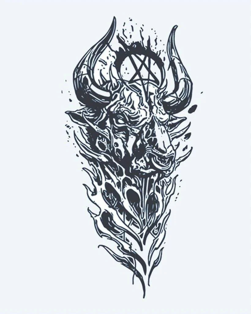 Design del tatuaggio semi-permanente Teschio Demoniaco di INKON – illustrazione cornuto, demone, teschio, avvolto, fiamme, 4 x 7 in (10x17cm), disponibile su inkon.co