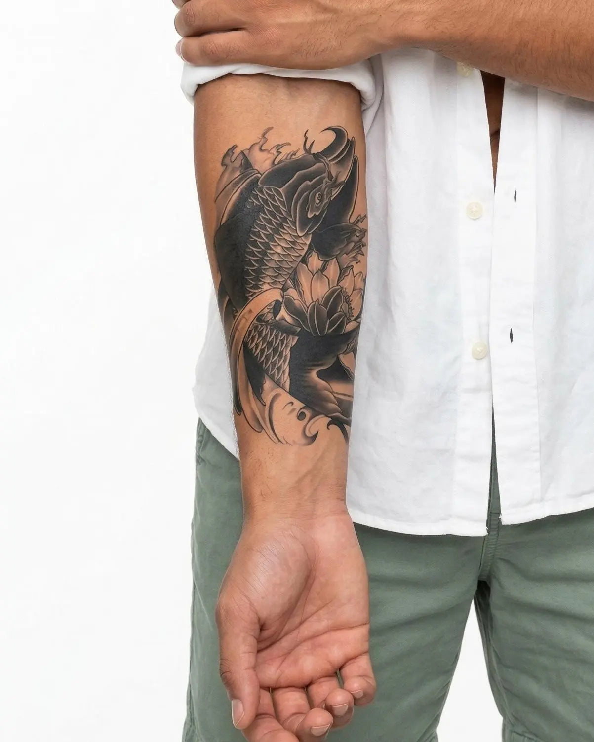 Tatuaggio semi-permanente INKON Pesce Koi e Loto applicato su un uomo – design 4 x 7 in (10x17cm), aspetto realistico dell'inchiostro, dura 10 giorni