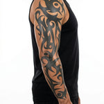 Tatuaggio semi-permanente INKON Abstract Tribal Vine applicato su un uomo – design 8 x 20 in (20x50cm), aspetto realistico dell'inchiostro, dura 10 giorni