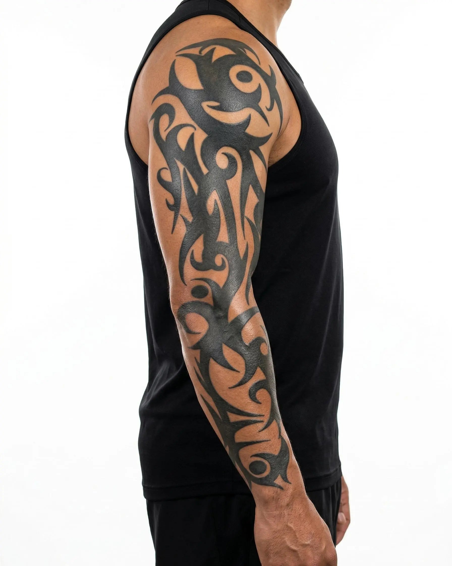 Tatuaggio semi-permanente INKON Abstract Tribal Vine applicato su un uomo – design 8 x 20 in (20x50cm), aspetto realistico dell'inchiostro, dura 10 giorni