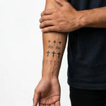 Tatuaggio semi-permanente INKON Stars, Flames & Crosses applicato su un uomo – design 3 x 4 in (6x11cm), aspetto realistico dell'inchiostro, dura 10 giorni