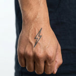 Tatuaggio semi-permanente INKON Thin Lightning Bolt applicato su un uomo – design 2 x 2 in (5x5cm), aspetto realistico dell'inchiostro, dura 10 giorni