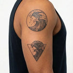 Tatuaggio semi-permanente INKON Onde dell'Oceano applicato su un uomo – design 4 x 7 in (10x17cm), aspetto realistico dell'inchiostro, dura 10 giorni