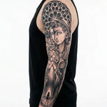Tatuaggio semi-permanente INKON Guardian Angel & Cathedral applicato su un uomo – design 8 x 20 in (20x50cm), aspetto realistico dell'inchiostro, dura 10 giorni