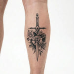 Tatuaggio semi-permanente INKON Scudo con Spada e Rose applicato su un uomo – design 4 x 7 in (10x17cm), aspetto realistico dell'inchiostro, dura 10 giorni