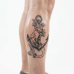 Tatuaggio semi-permanente INKON Sirena e Ancora applicato su un uomo – design 4 x 7 in (10x17cm), aspetto realistico dell'inchiostro, dura 10 giorni