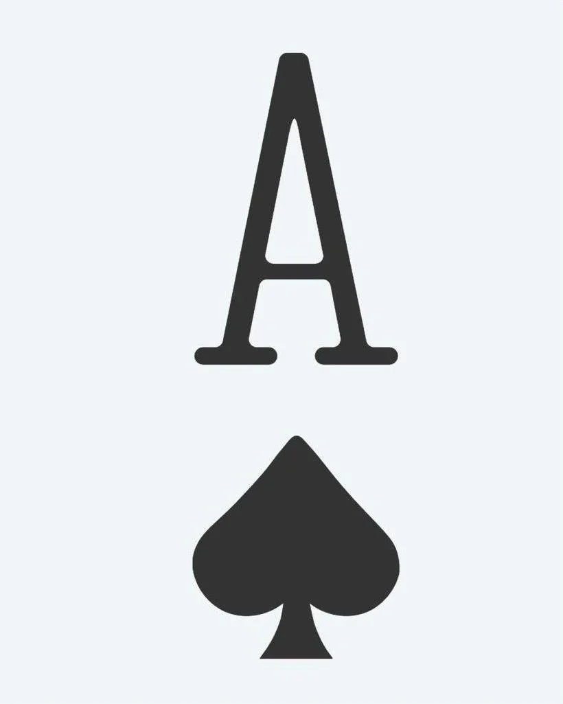 Design del tatuaggio semi-permanente Ace of Spades di INKON – illustrazione di lettera A sopra un seme di picche, 2 x 2 in (5x5cm), disponibile su inkon.co