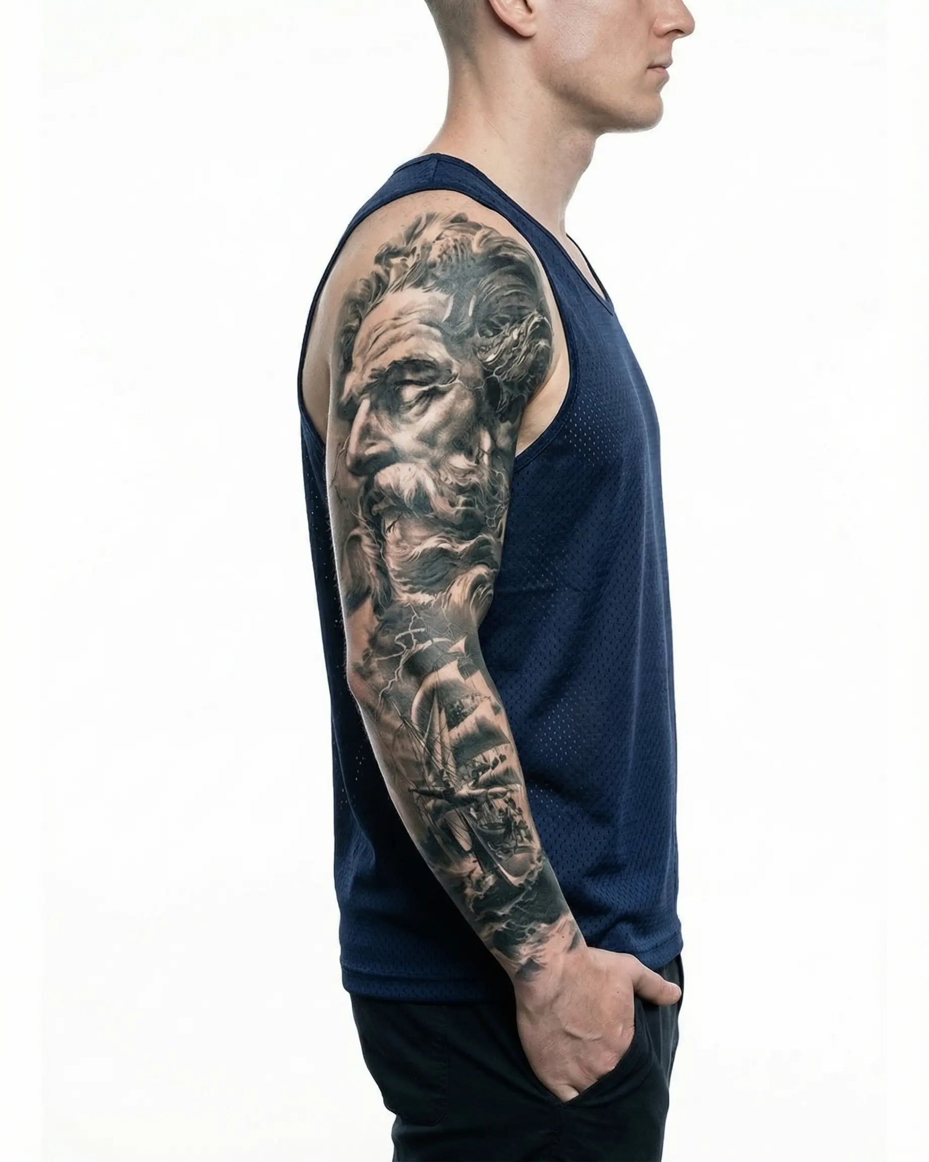 Tatuaggio semi-permanente INKON Poseidon & Storm Ship applicato su un uomo – design 8 x 20 in (20x50cm), aspetto realistico dell'inchiostro, dura 10 giorni