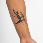 Tatuaggio semi-permanente INKON Tribal Swallow applicato su un uomo – design 3 x 4 in (7x10cm), aspetto realistico dell'inchiostro, dura 10 giorni