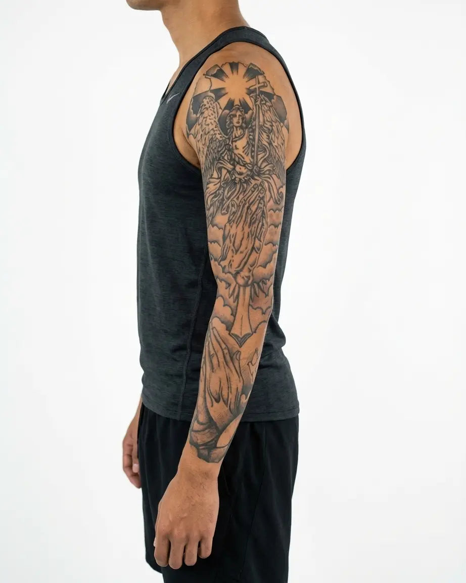 Tatuaggio semi-permanente INKON Angel & Praying Hands Sleeve applicato su un uomo – design 8 x 20 in (20x50cm), aspetto realistico dell'inchiostro, dura 10 giorni